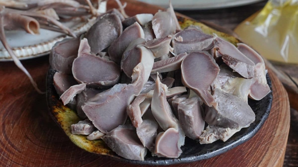 鴨胗沒有鴨內臟腥味，鹹味也夠透，吃起來脆帶嚼感。（圖片來源：美食好芃友）