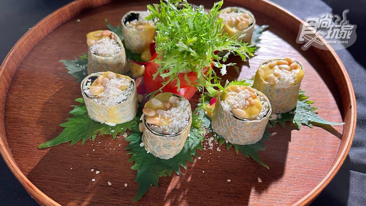 「松子起司捲」以蛋皮包覆蔬菜，搭配特調醬汁口感很豐富。