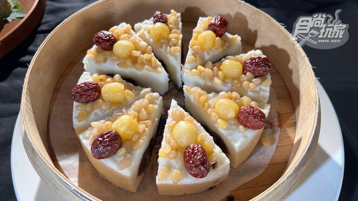 「茶香鬆糕」加入紅豆和鐵觀音茶蜜，甜而不膩且很鬆軟。