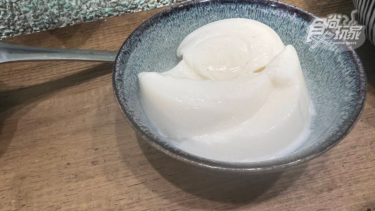 喜愛杏仁滋味的人必嘗「杏仁豆腐」。