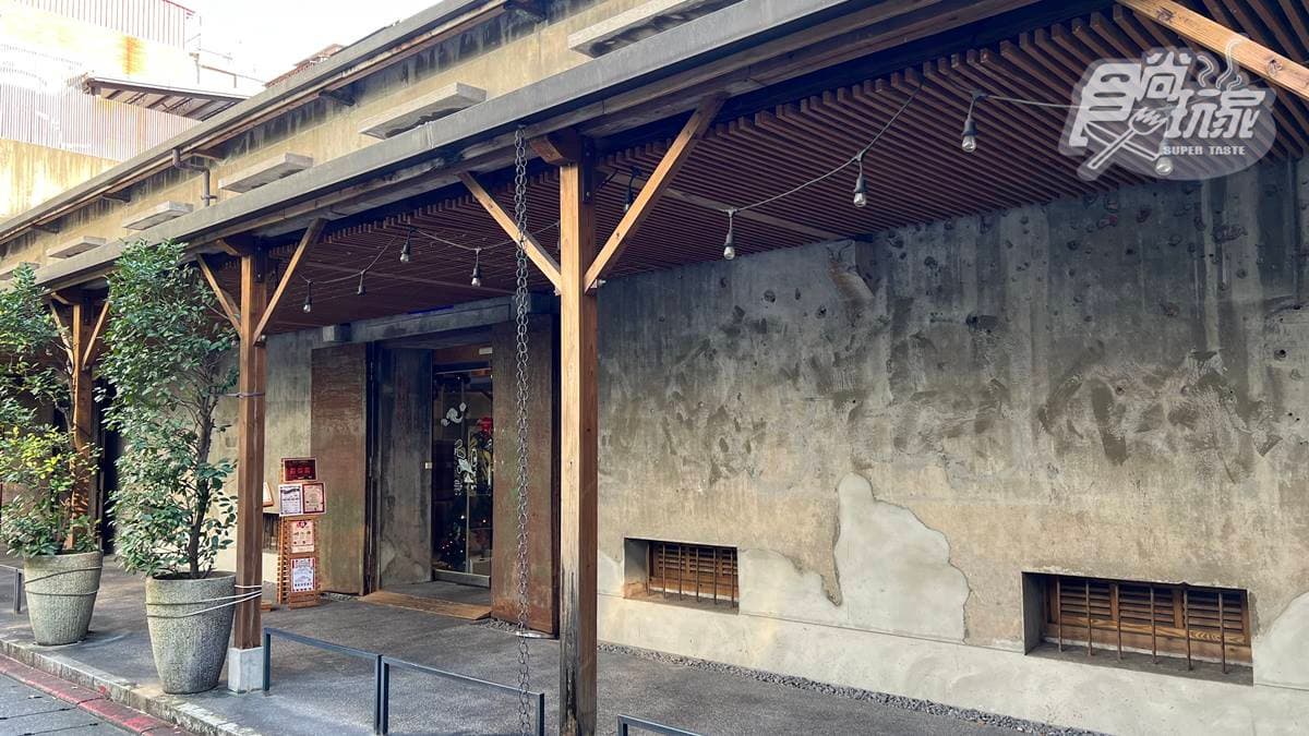 店面由日治時期興建的舊糧倉改造而成。