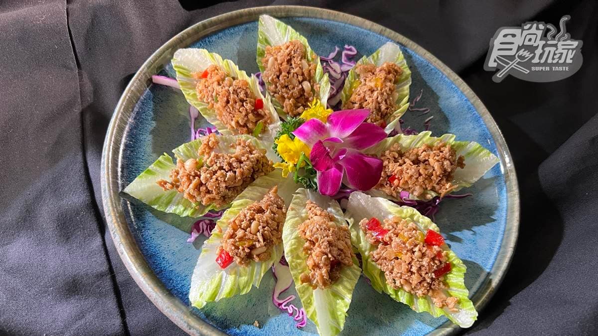 「白毫玉葉鬆」以板豆腐、彩椒丁和松子拌炒，呈現出蝦鬆感，吃起來鹹香十足。
