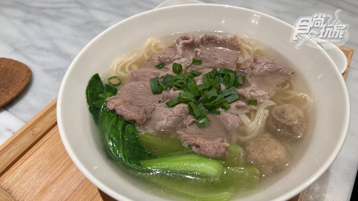 「清燉牛肉麵」湯底類似越南河粉的湯頭，喝起來甘甜順口。