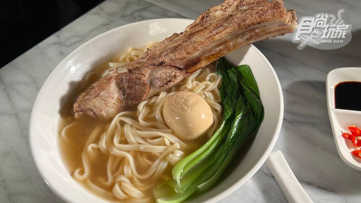 「蒜香製燒肉骨茶麵」特別選用品質好的豬肋排。