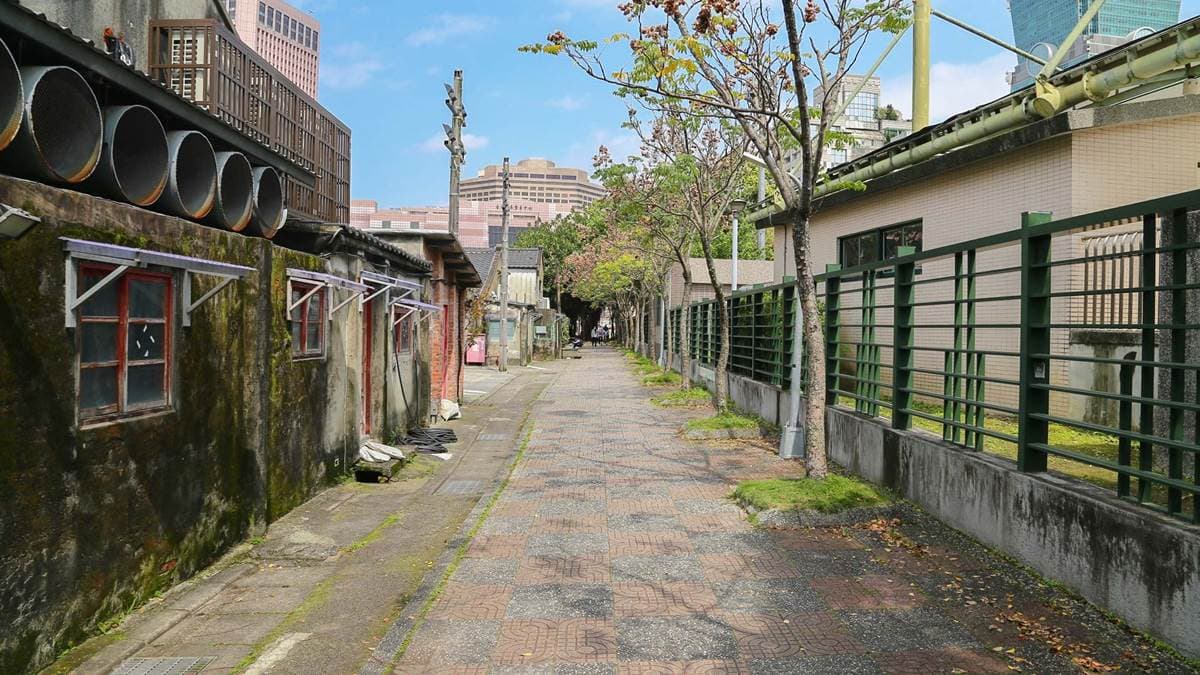 台北101大樓除了購物看展外，步行幾分鐘，就能抵達四四南村。（圖片來源：又要飛去哪！？）
