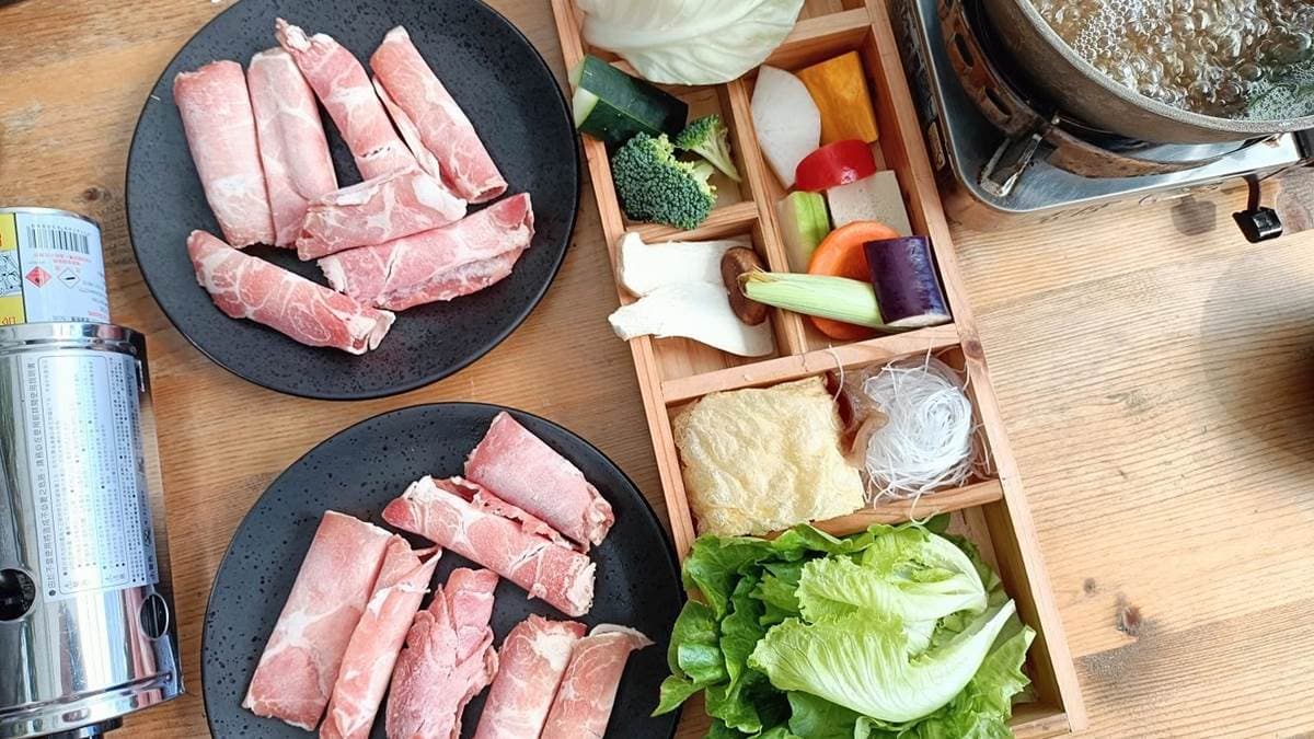 特製香草鍋有大盤蔬菜外，還附上１盤肉品。（圖片來源：Vicky媽媽的遊樂園）
