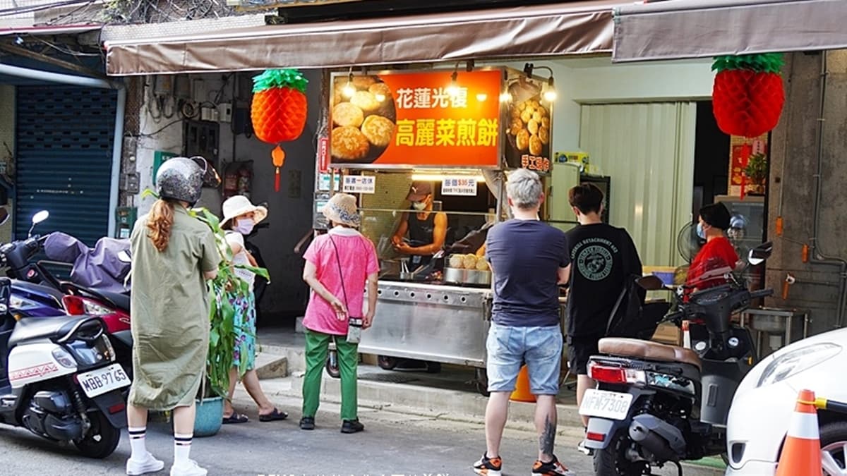 「花蓮光復高麗菜煎餅」位於捷運江子翠站附近。（圖片來源：PEKO の Simple Life）