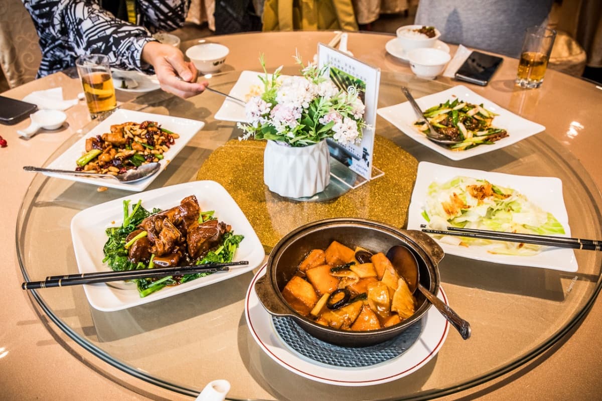 開箱國會餐聽！立法院藏「神級熱炒」老饕吃過都說讚，必點軟Ｑ排骨醬香誘人