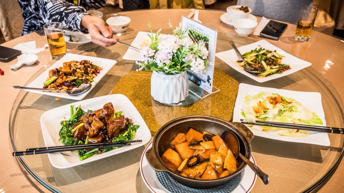 「立法院康園國會餐廳」有各式熱炒料理及合菜套餐可品嘗。（圖片來源：大手牽小手玩樂趣）