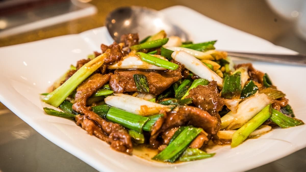 蔥爆牛肉嫩到無話可講，吃起來又不會太死鹹很剛好。（圖片來源：大手牽小手玩樂趣）