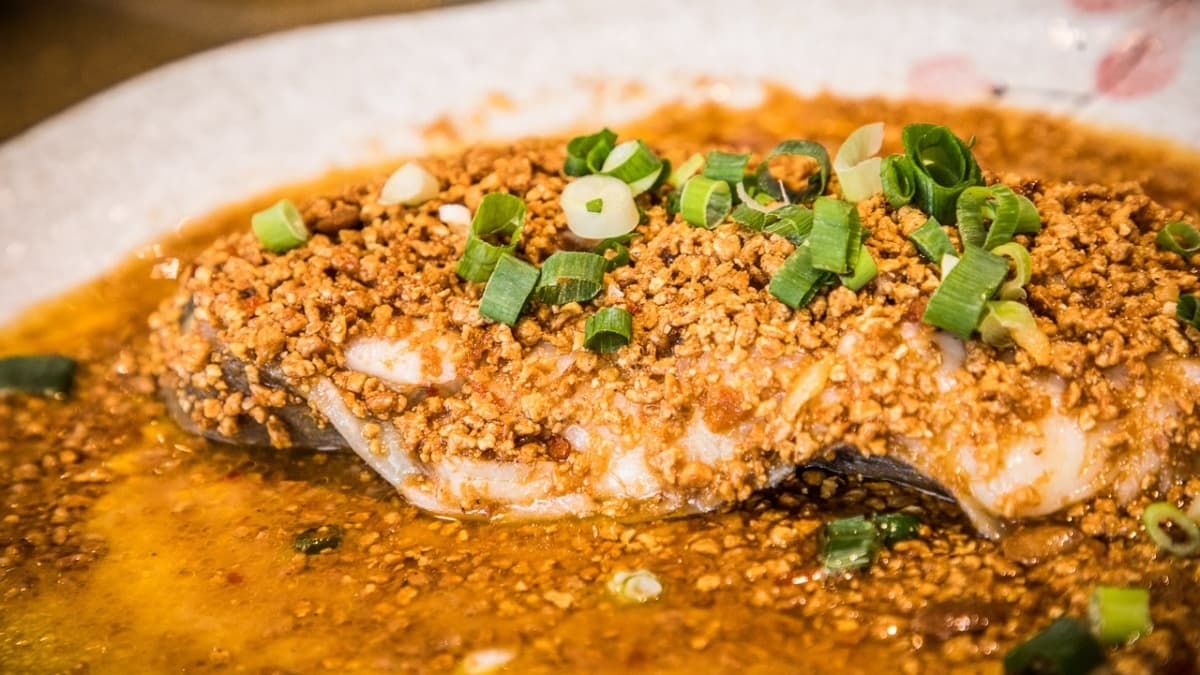 細嫩鱈魚和鹹脆豆酥一起入口，鮮甜鹹香。（圖片來源：大手牽小手玩樂趣）