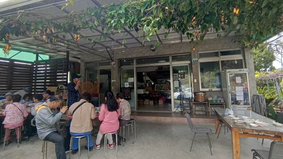 餐廳遊客如熾，生意好到店外也設置了座位。（圖片來源：旅途中的景深隨想）