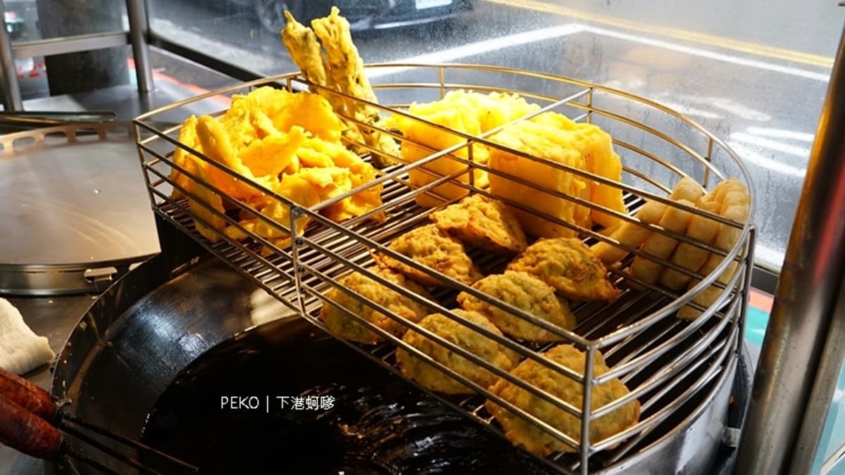 店家還有賣花枝捲、蝦捲、炸韭菜、炸地瓜跟蘿蔔糕。（圖片來源：PEKOのSimple Life）