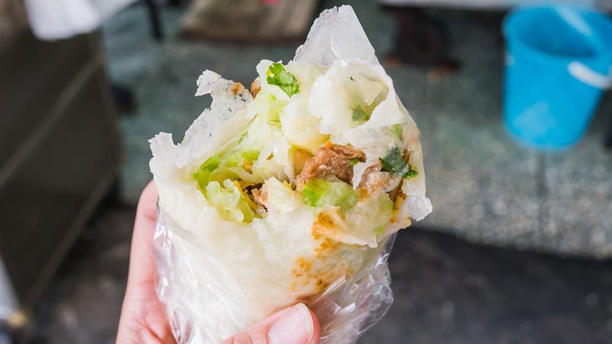 春捲的料非常多，一口吃下完全不單調。（圖片來源：小佳的幻想世界）