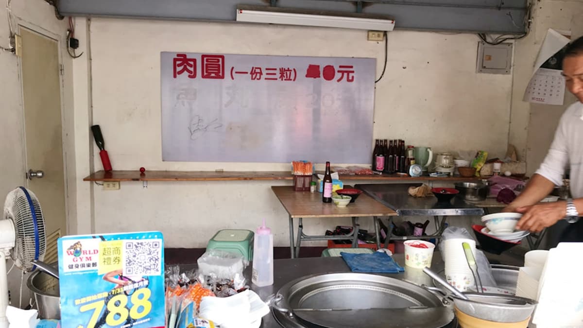 店面裝潢雖然簡陋，但是真正臥虎藏龍的肉圓店。（圖片來源：傻妞吃台南）