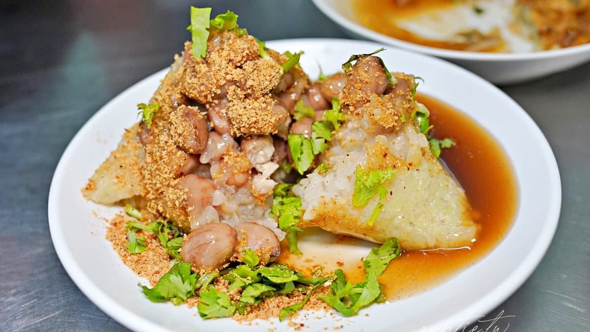 菜粽撒了滿滿花生粉，還加了些香菜，口感軟糯軟糯，蒸得剛剛好。（圖片來源：水晶安蹄不務正業過生活）