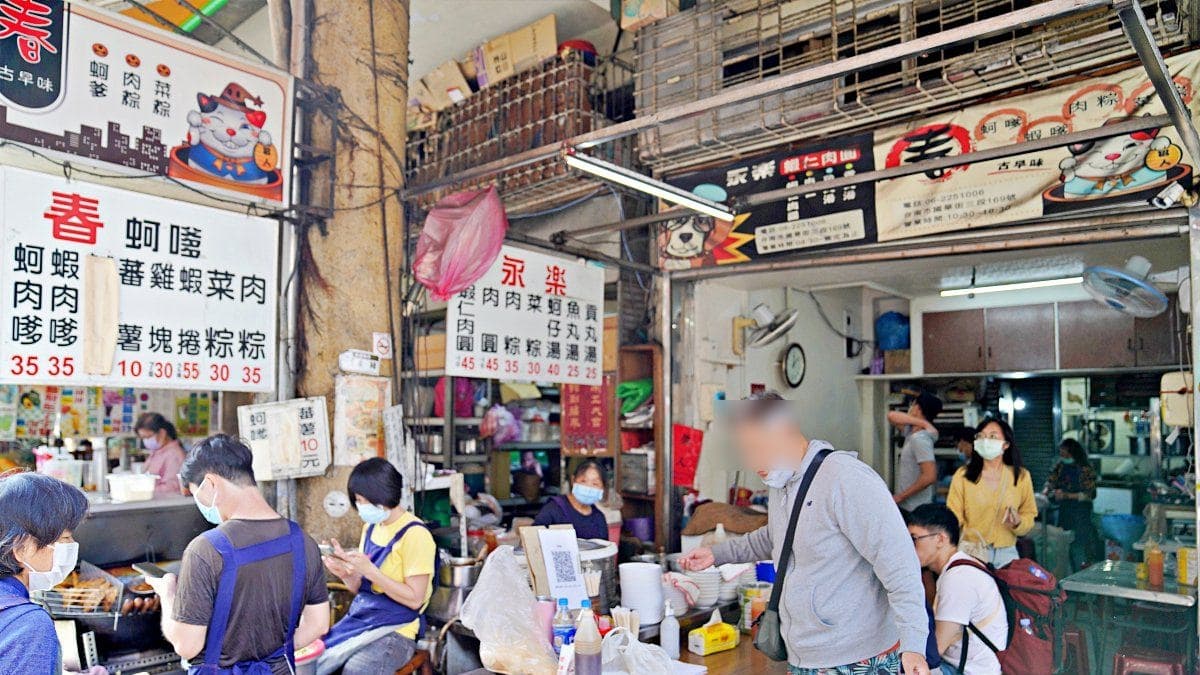 「春蚵嗲」店前排了不少人潮。（圖片來源：水晶安蹄不務正業過生活）
