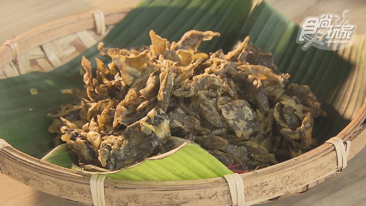 炸茶葉吃起來先甘後苦，必搭梅粉更唰嘴。