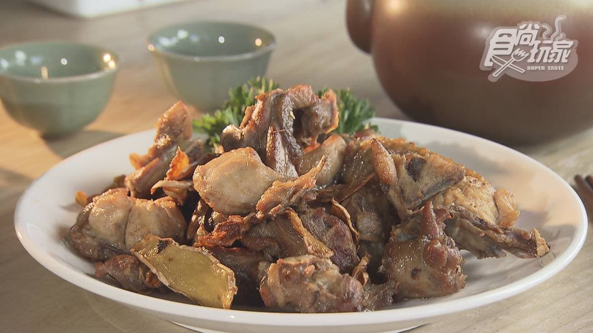 雞肉的肉質很軟嫩，還飄散濃郁酒香。