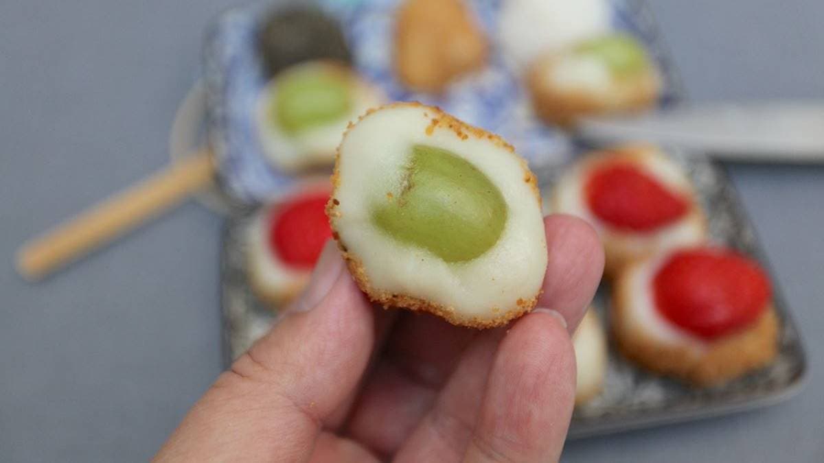 青葡萄麻糬對半切開裡面一樣包紅豆餡，好拍又好吃。（圖片來源：樂天小高の美食之旅）