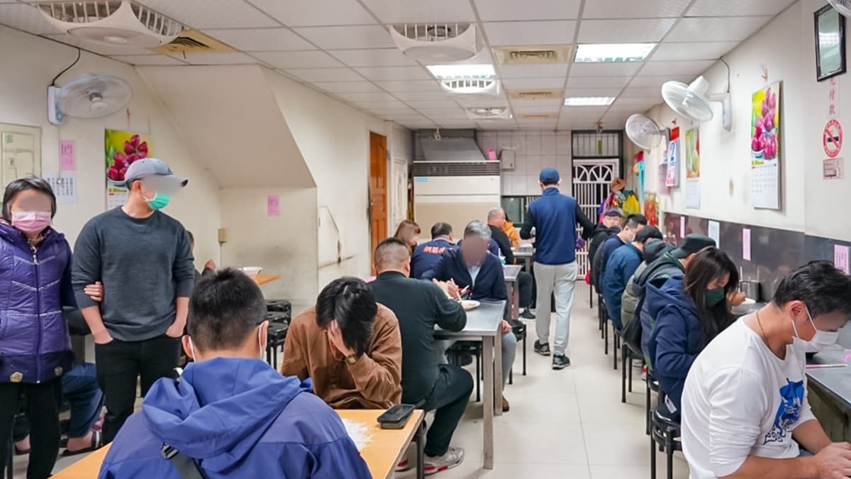就連平日中午來用餐，店內也是人潮滿滿。（圖片來源：靜兒貪吃遊玩愛分享）