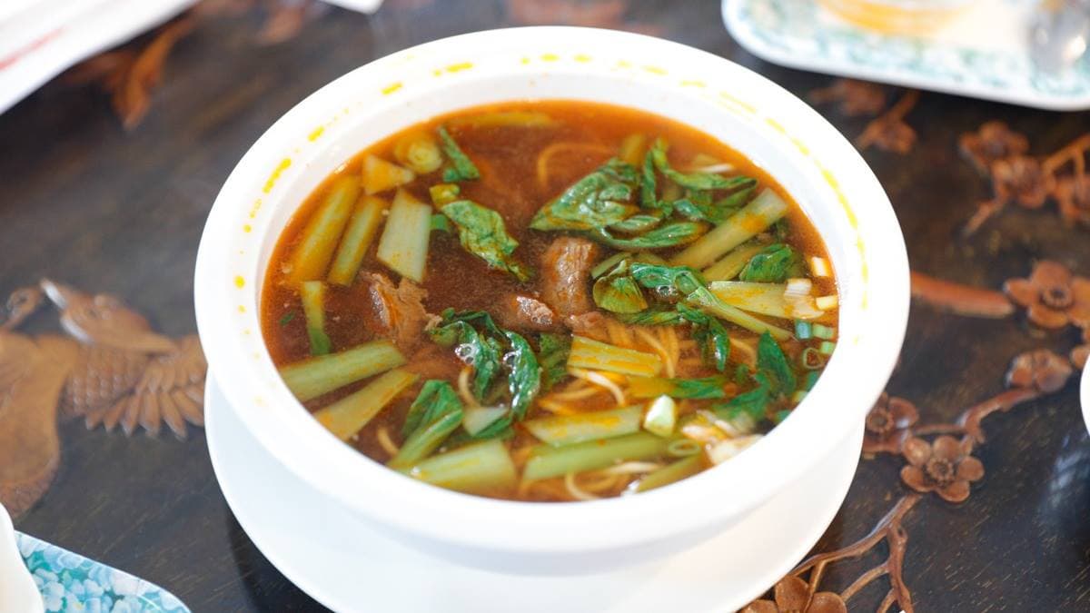 「紅燒牛肉麵」不僅湯頭好喝，麵條也相當Q彈。（圖片來源：卡夫卡愛旅行）