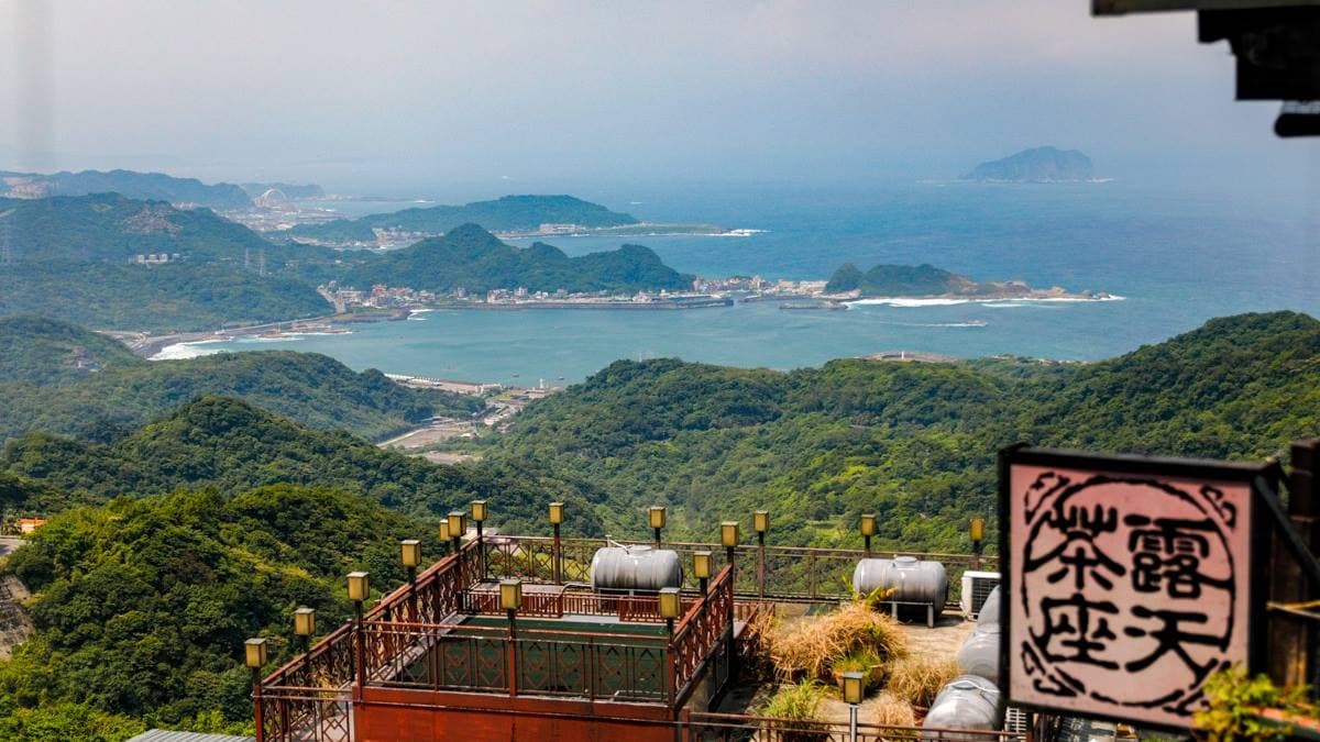 茶樓內能俯瞰海灣美景，天氣好時還能看到基隆嶼和太平洋。（圖片來源：卡夫卡愛旅行）