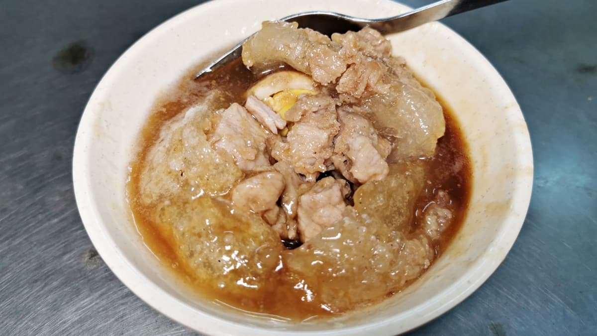 肉圓淋上了店家獨門的醬料和蒜蓉。（圖片來源：吳大妮的生活筆記本）