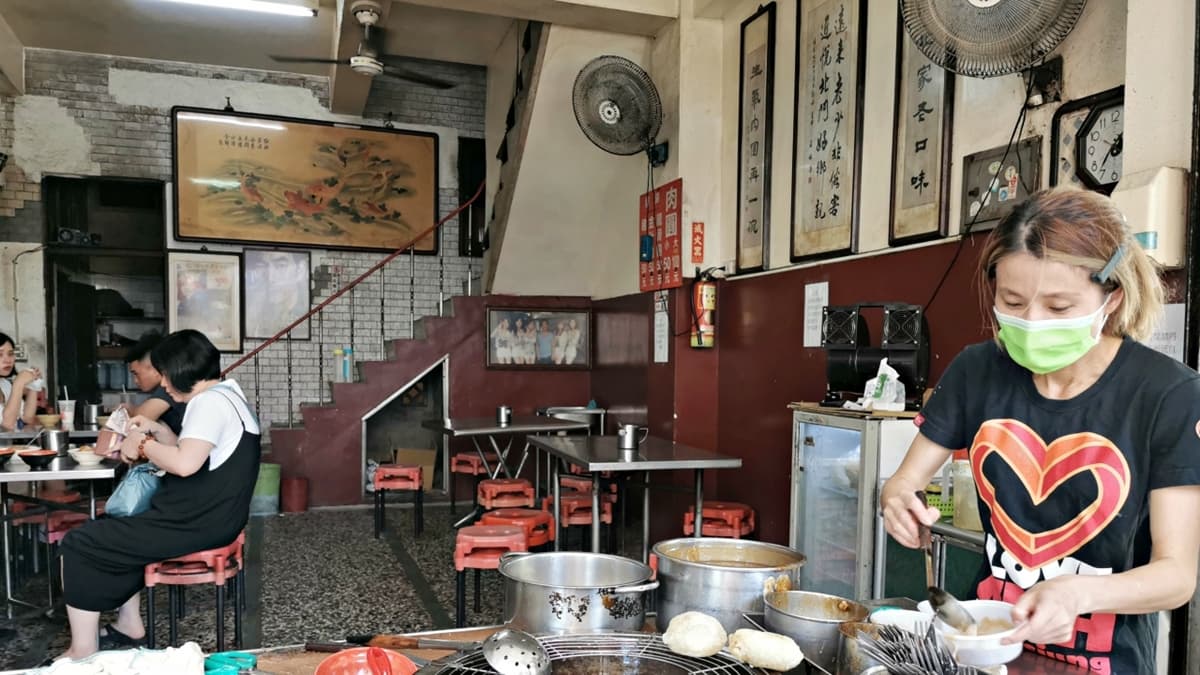 店內只擺上幾張桌椅，沒有冷氣，只有幾台電風扇。（圖片來源：吳大妮的生活筆記本）