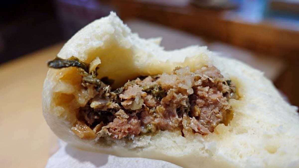 「梅干肉包」的內餡飽滿，帶一點辣味反而很提味。（圖片來源：水晶安蹄不務正業過生活）
