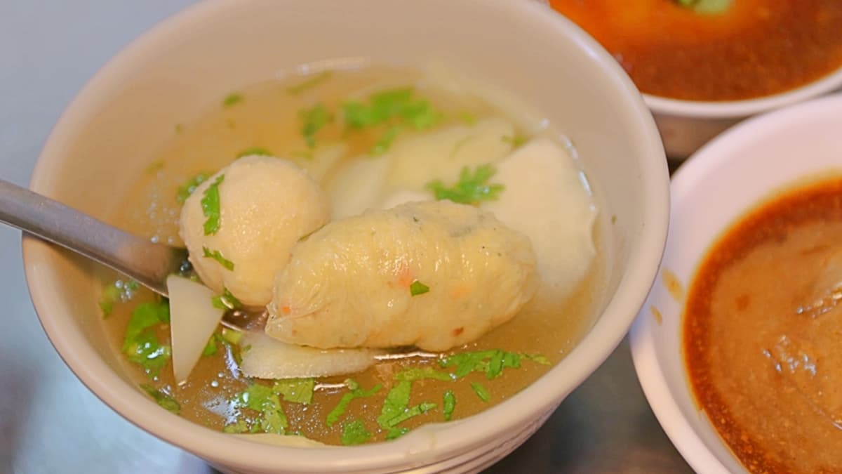 大骨湯中的新鮮丸子、雞卷很爽口。（圖片來源：Kiwi 樂活食旅）