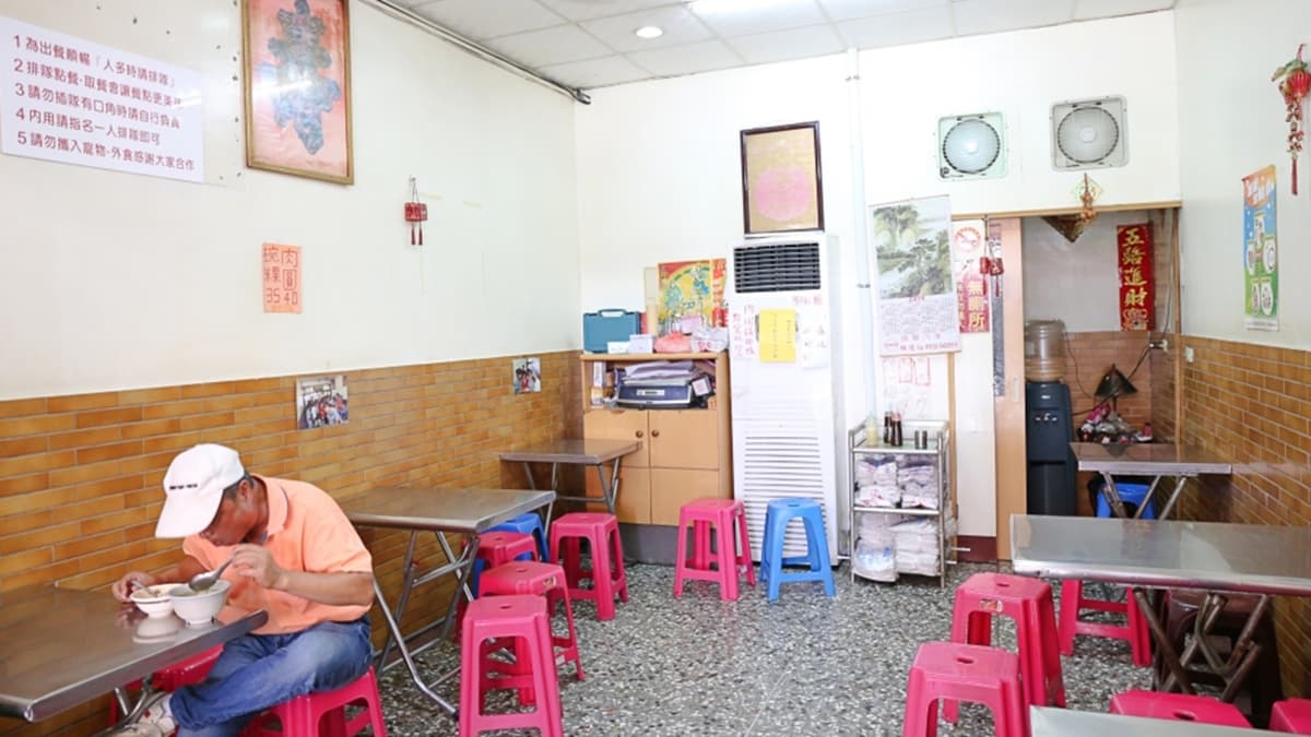 店面並不大，不過簡單又乾淨的座位區，讓人覺得還不錯。（圖片來源：Kiwi 樂活食旅）