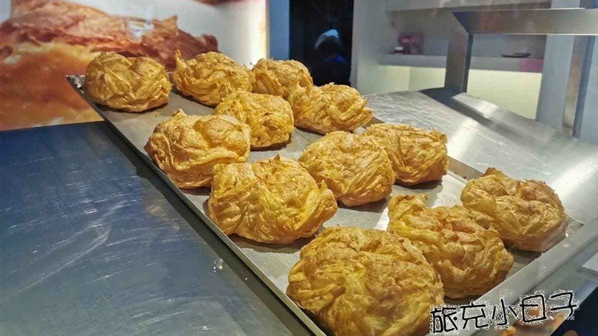 泡芙都是現點現做，就不怕太早把餡料擠進去酥皮會軟掉。（圖片來源：旅充小日子）