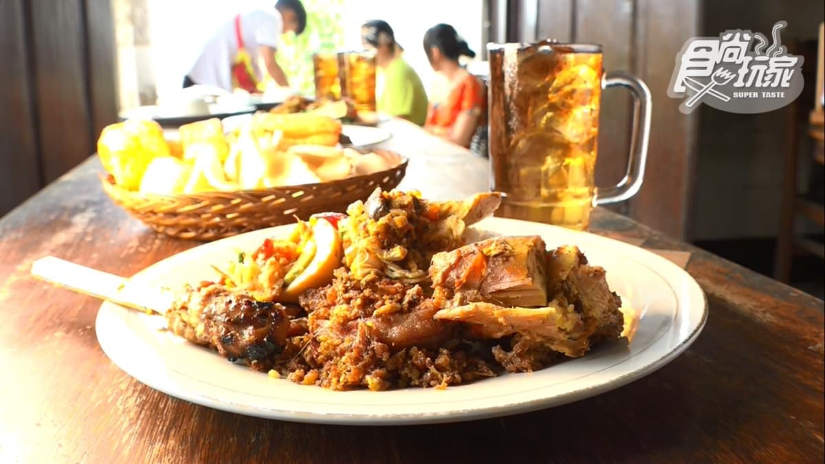 雞肉外酥裡嫩超過癮，還有滿滿辣椒籽。
