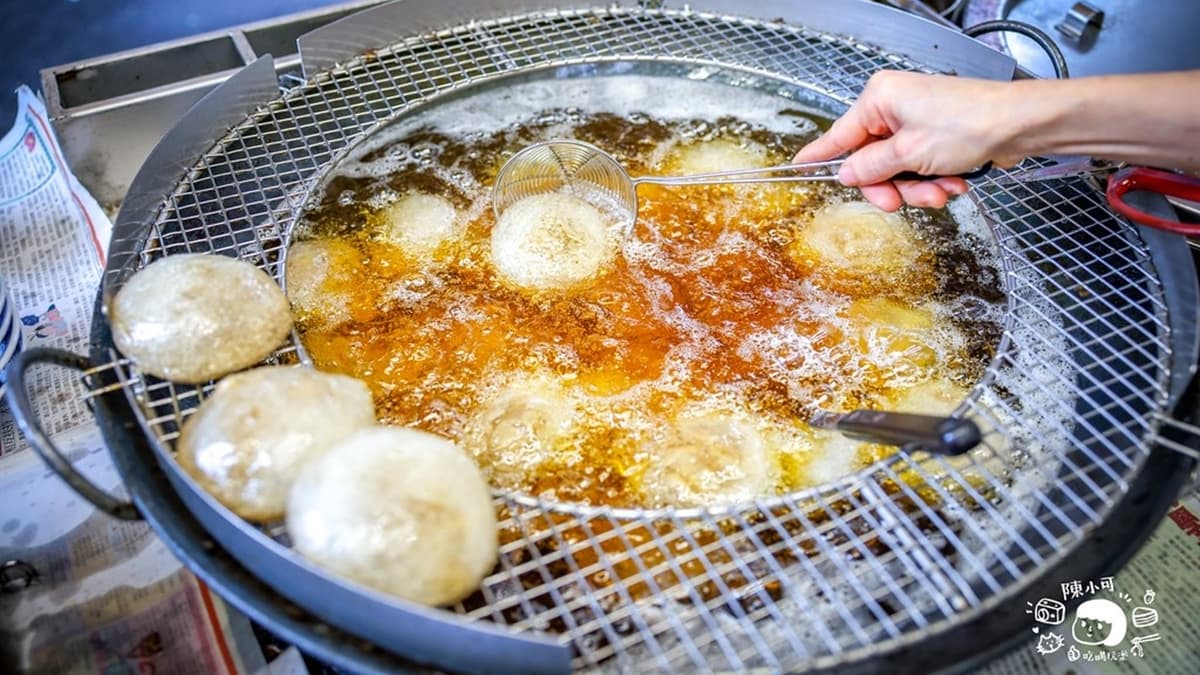 油鍋裡噗滋噗滋炸著一顆顆肉圓，白白胖胖的樣子看起來相當可口。（圖片來源：陳小可的吃喝玩樂）