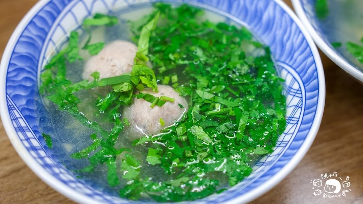「貢丸湯」選用新竹香菇貢丸製作，一口咬下相當扎實飽滿。（圖片來源：陳小可的吃喝玩樂）