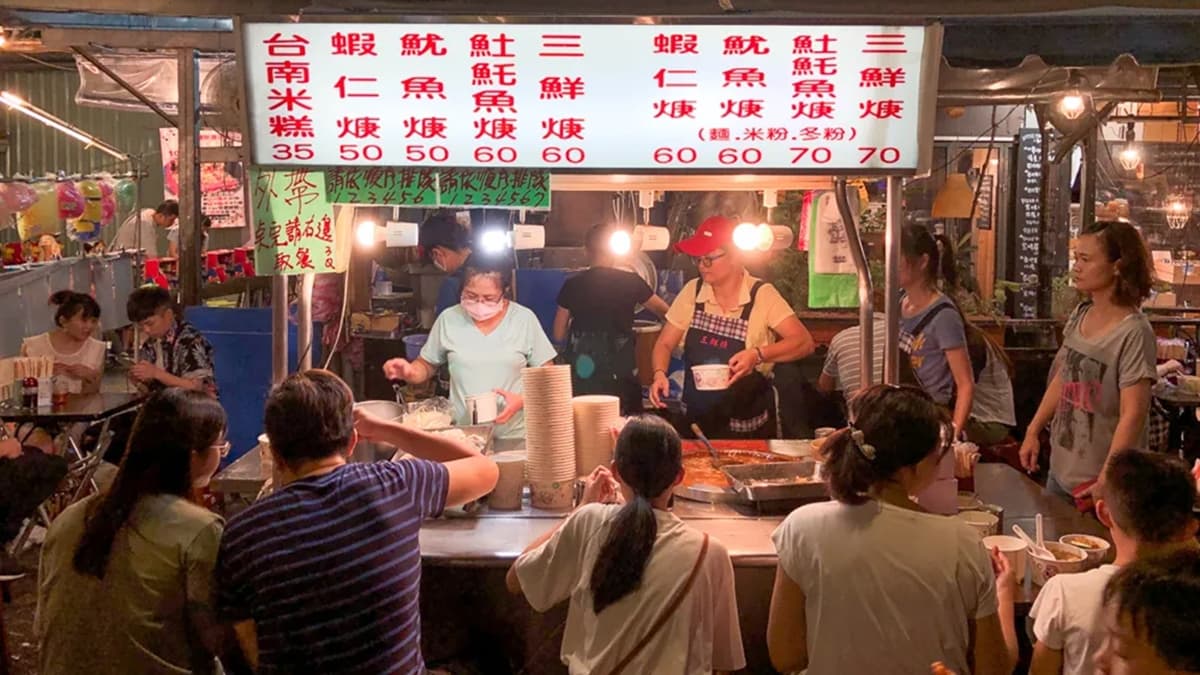 這家「三鮮羹」是樂華夜市裡的排隊名店之一。（圖片來源：依娜的漫慢拾旅）