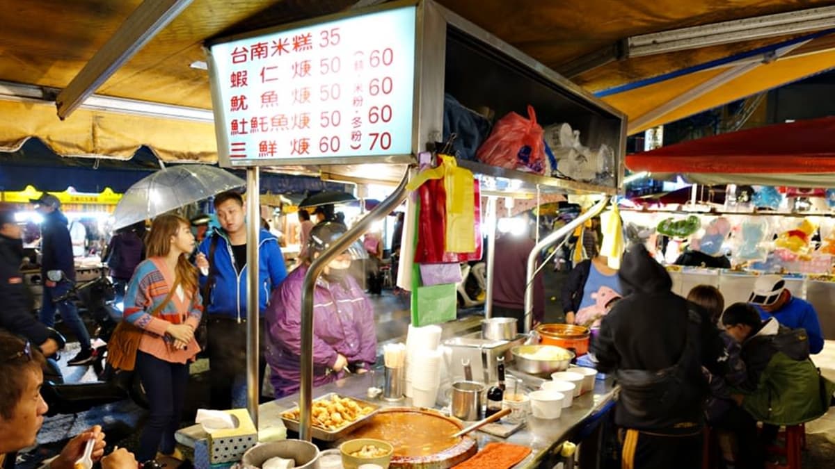 小攤子內的位子不多，假日更是要排隊。（圖片來源：水晶安蹄不務正業過生活）
