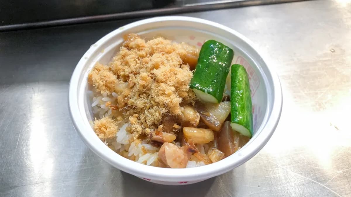 米糕口感偏硬一點，肉燥滿香的，加了小黃瓜多了清爽的口感。（圖片來源：依娜的漫慢拾旅）