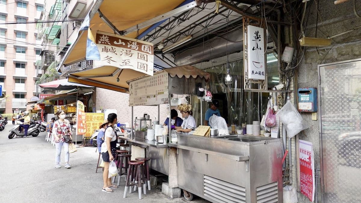 「燕山湯圓」位在雙連市場的文昌宮附近，是在地的經典美食。（圖片來源：貓大爺部落格）