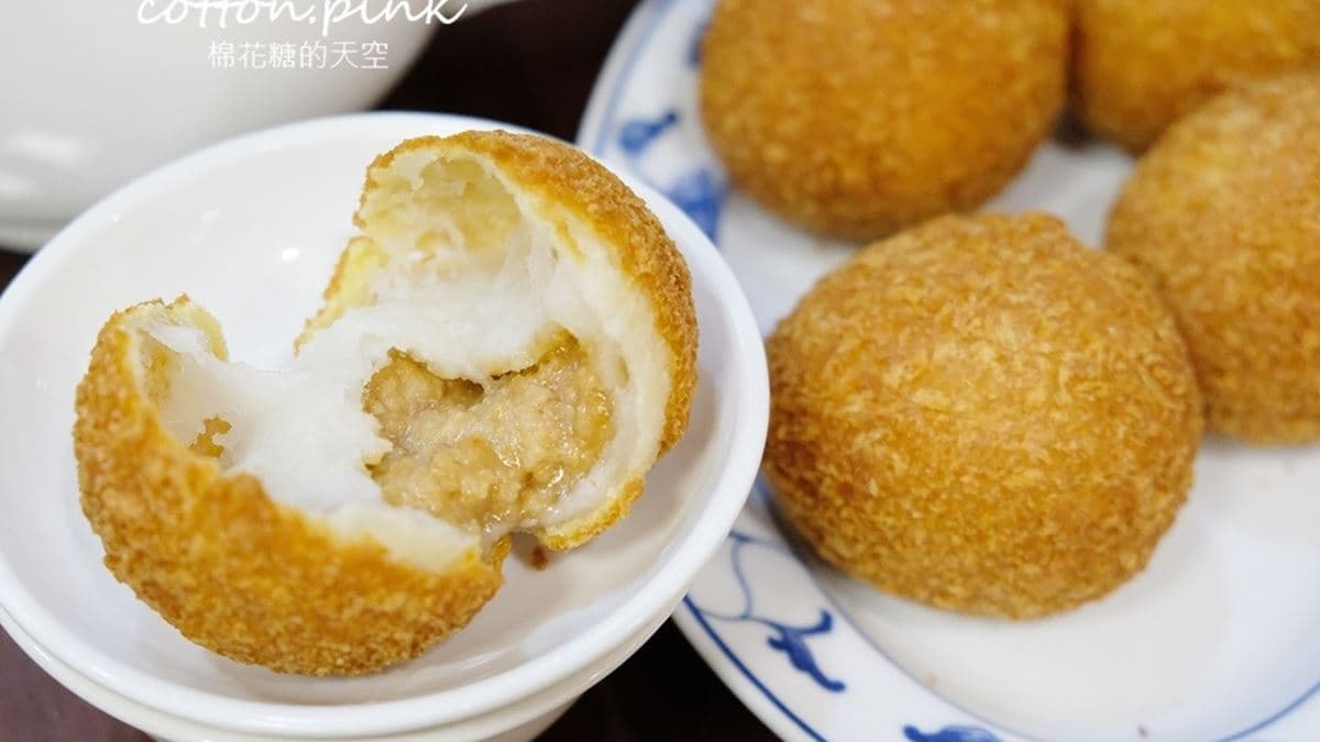 元宵炸過之後外皮帶一點空氣感，口感有一點蓬鬆好特別。（圖片來源：棉花糖的天空）