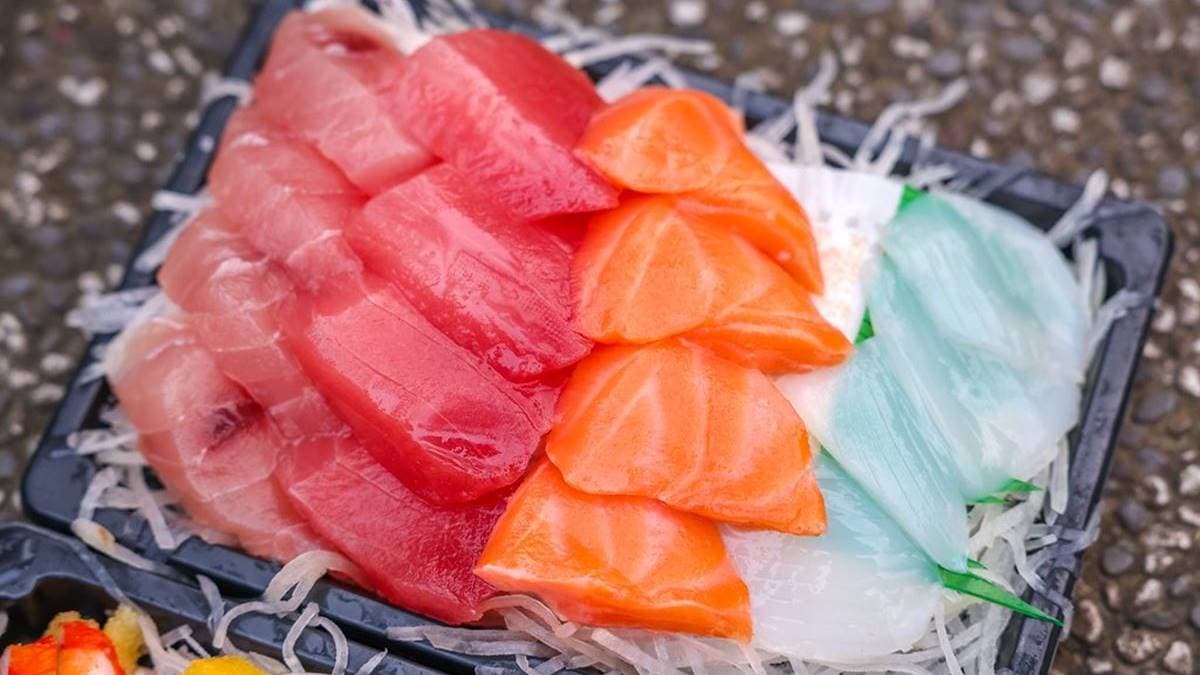 「四色綜合拼盤生魚片」口味和鮮度真的很可以。（圖片來源：陳小可的吃喝玩樂）