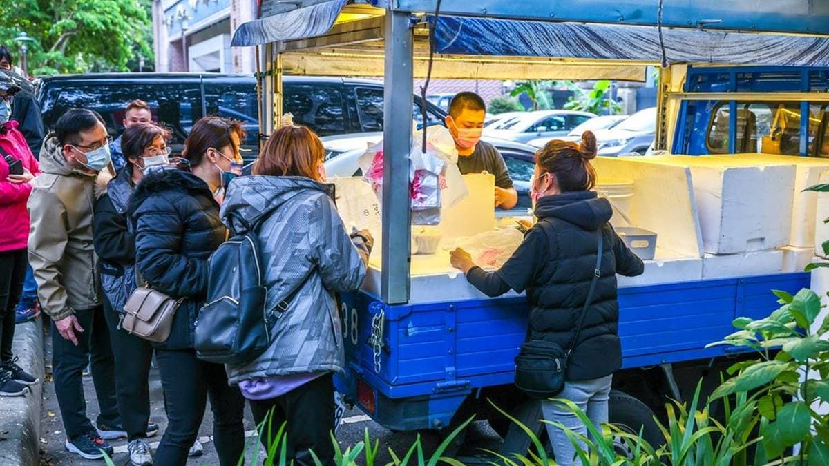 「彭家飯湯」實體店面在雲林，平時會不定期開著貨車巡迴販售生魚片及飯湯。（圖片來源：陳小可的吃喝玩樂）