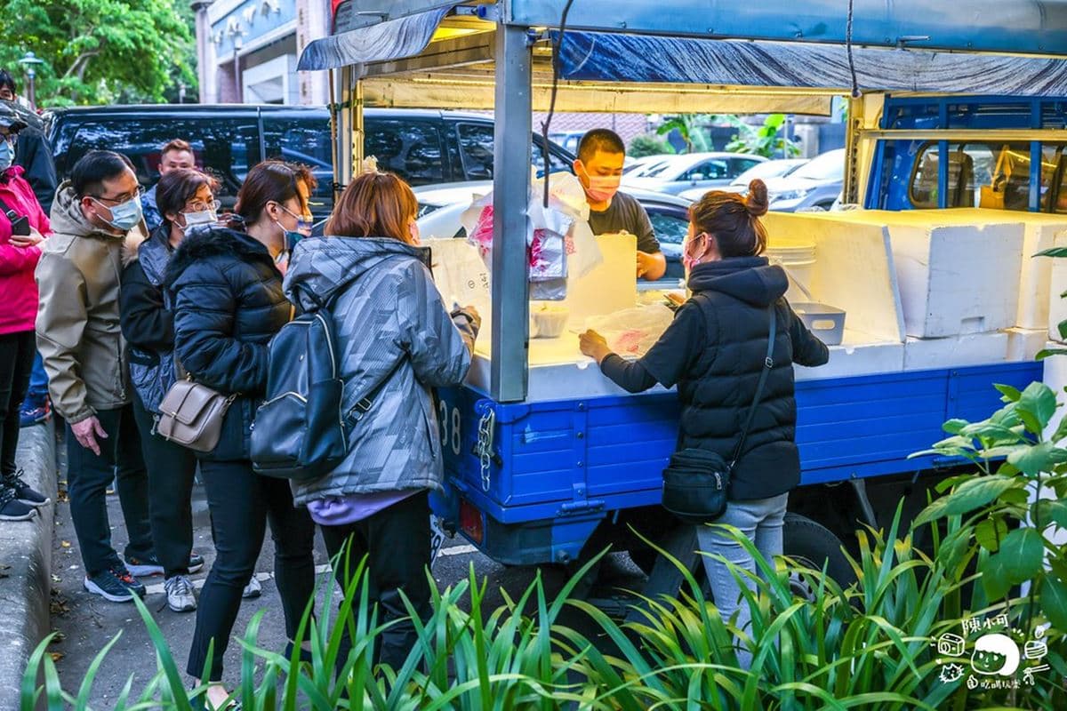 驚見超狂排隊人潮！社團暴紅「貨車生魚片」網友瘋搶，全台巡迴想吃看運氣