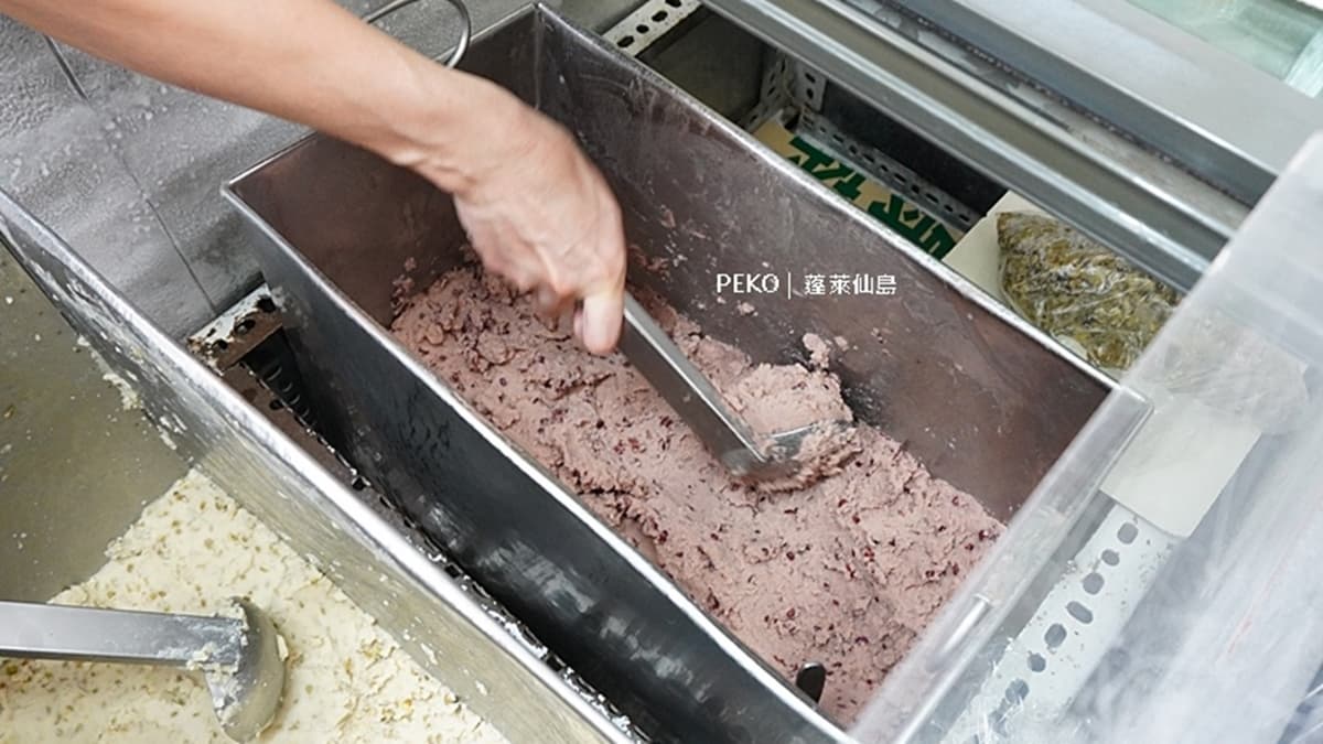 點完餐就看到老闆拿起大勺子挖起２大球的冰，塞好塞滿。（圖片來源：PEKOのSimple Life）