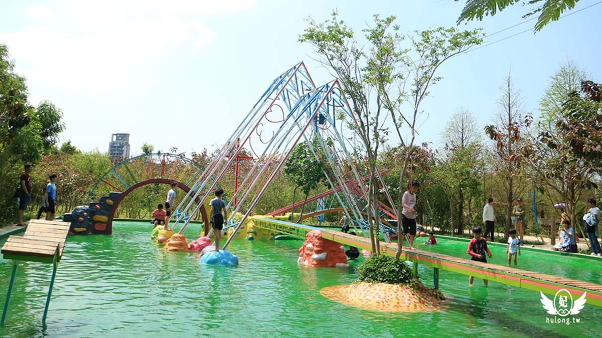 水中教堂除了是IG打卡必訪景點，旁邊的水池也是小朋友玩水的好地點。（圖片來源：珍太妃旅遊親子生活）