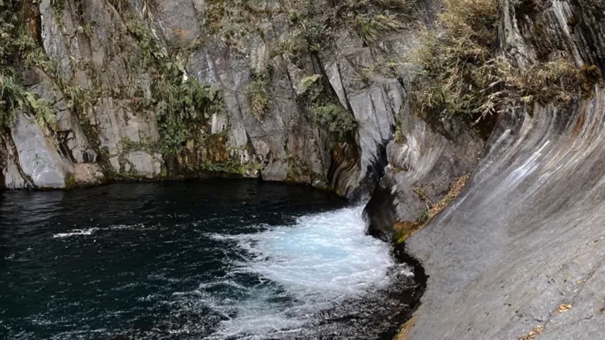 峽谷的石壁壯闊，因岩層長年氧化形成斑駁線條。（圖片來源：Sara‘s world 莎拉小姐的世界）