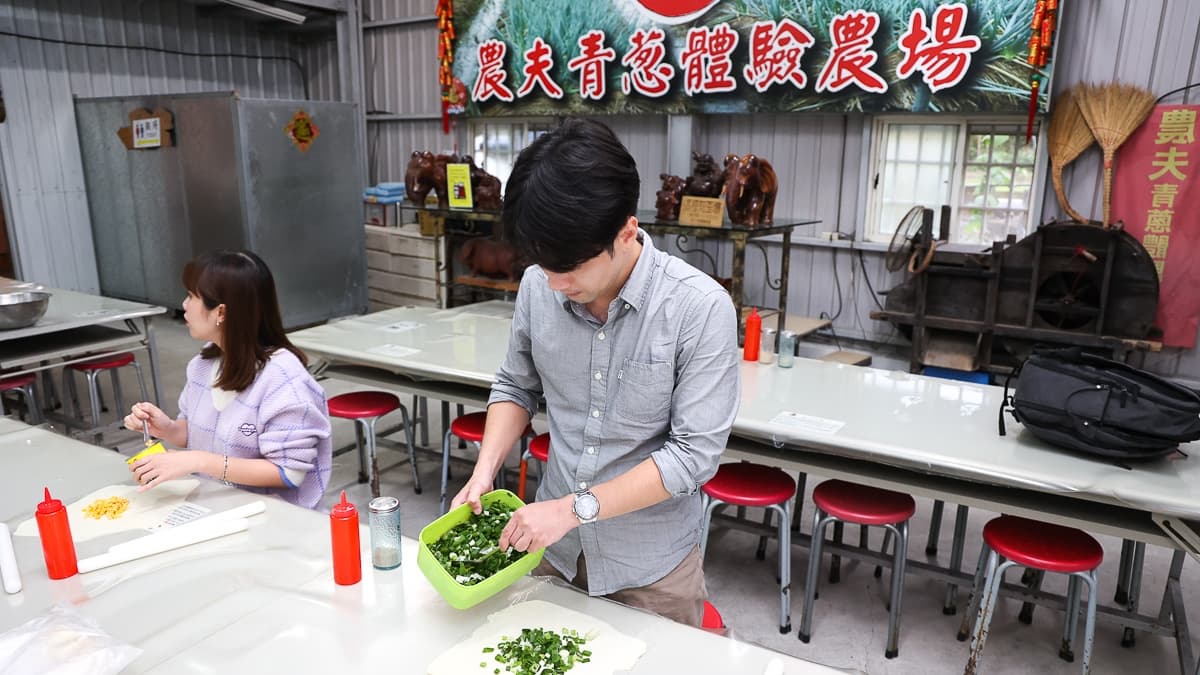 還可以跟著導覽人員DIY屬於自己的蔥油餅，體驗自己動手做的新鮮感。（圖片來源：卡夫卡愛旅行）