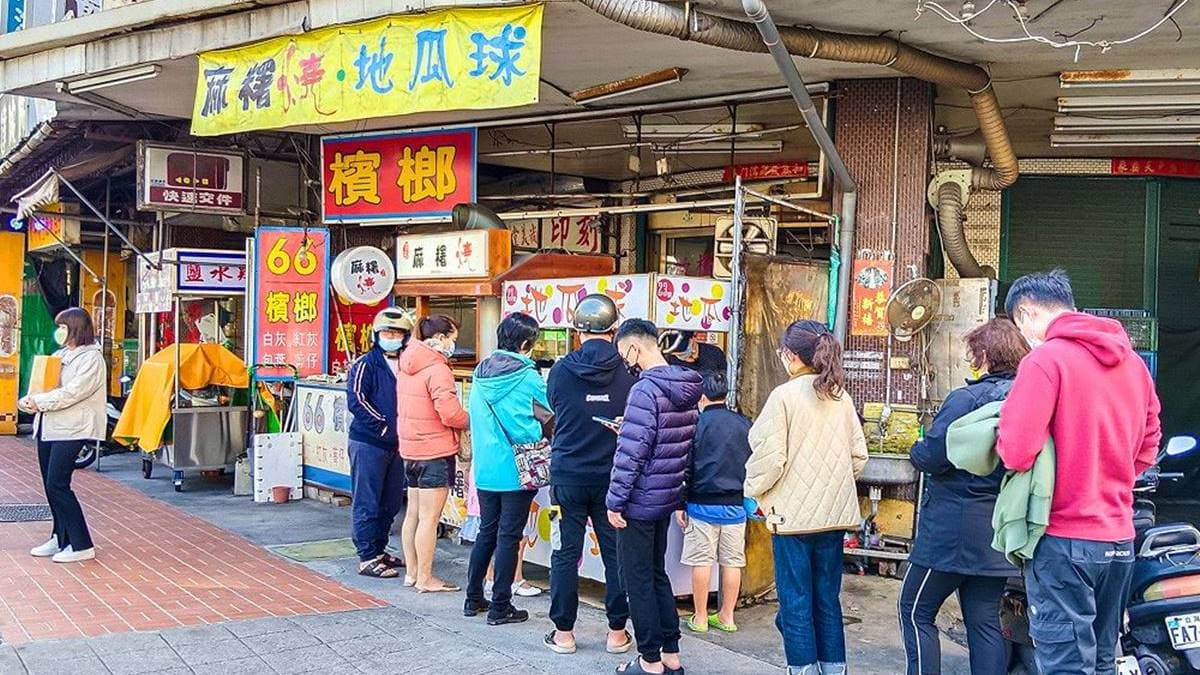 「沙鹿麻糬燒創始店」店面分成２攤，可以１次買到地瓜球和麻糬燒２種點心。（圖片來源：霸子。食樂拼圖）