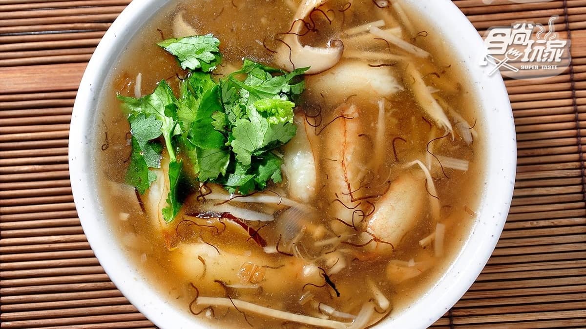 １碗螃蟹羹裡超過６隻飽滿蟹螯肉，吃來鮮甜過癮。